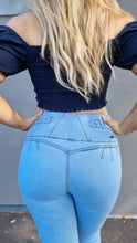 Load image into Gallery viewer, Cristal Push Up Jeans - High Waisted - Light Blue
